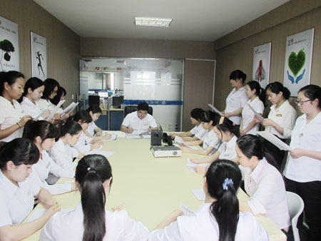萬商短信平臺公司-會議室進行學習探討